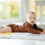 Dlatego Twoje dziecko powinno leżeć na brzuchu